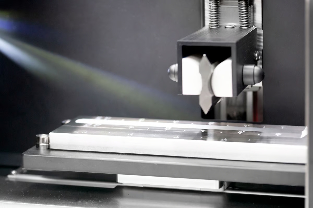 Analizando muestras líquidas de productos para analizar con el Grindómetro automático